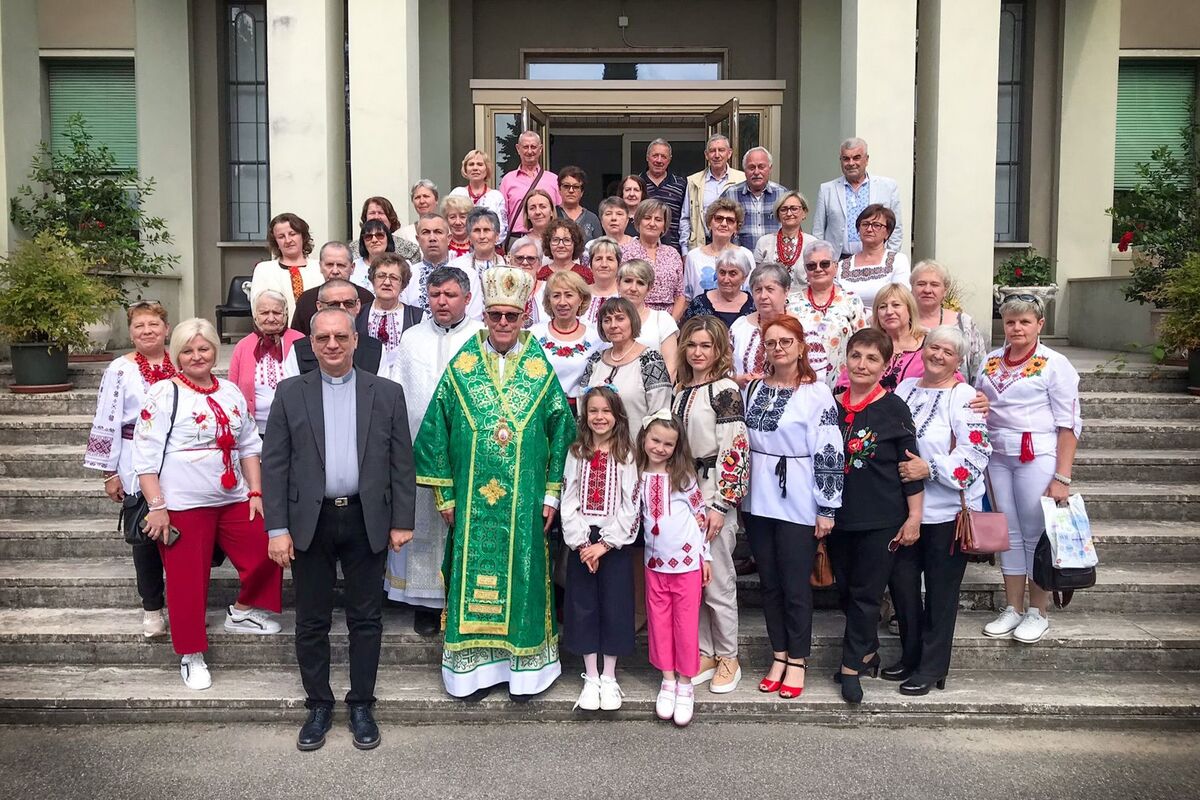 Nel 20° anniversario della comunità ucraina a Pordenone, l’Esarca Apostolico ha premiato il suo pastore con una croce con decorazioni