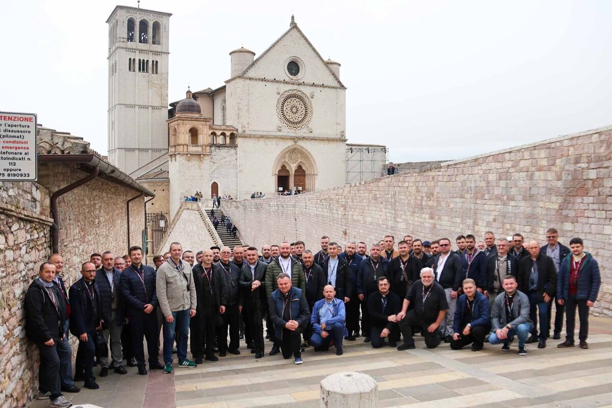 «Sulle orme di San Francesco»: Durante gli esercizi spirituali i sacerdoti dell’Esarcato Apostolico hanno visitato i Santuari di Assisi