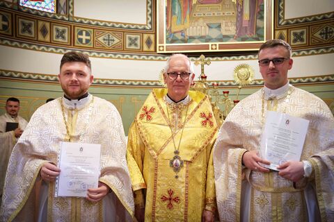 Владика Діонісій Ляхович нагородив двох працівників Курії нагрудними золотими хрестами