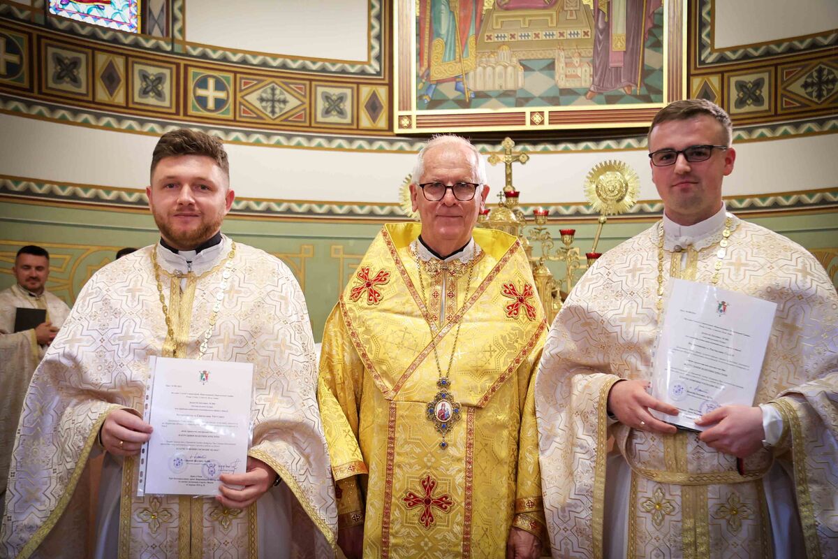 Il Vescovo Dionisio Lachovich ha premiato due membri della Curia con croci dʼoro