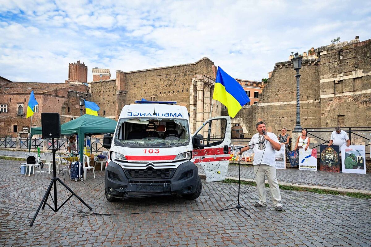 Toccare le ferite dell’Ucraina: a Roma esposta l’ambulanza colpita dai proiettili proveniente dalla regione di Kharkiv