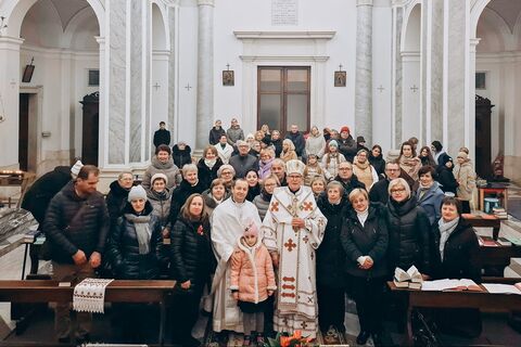 Душпастирський візит Владики Діонісія до громади м. Падова: Літургія, освячення води та спільна вечеря