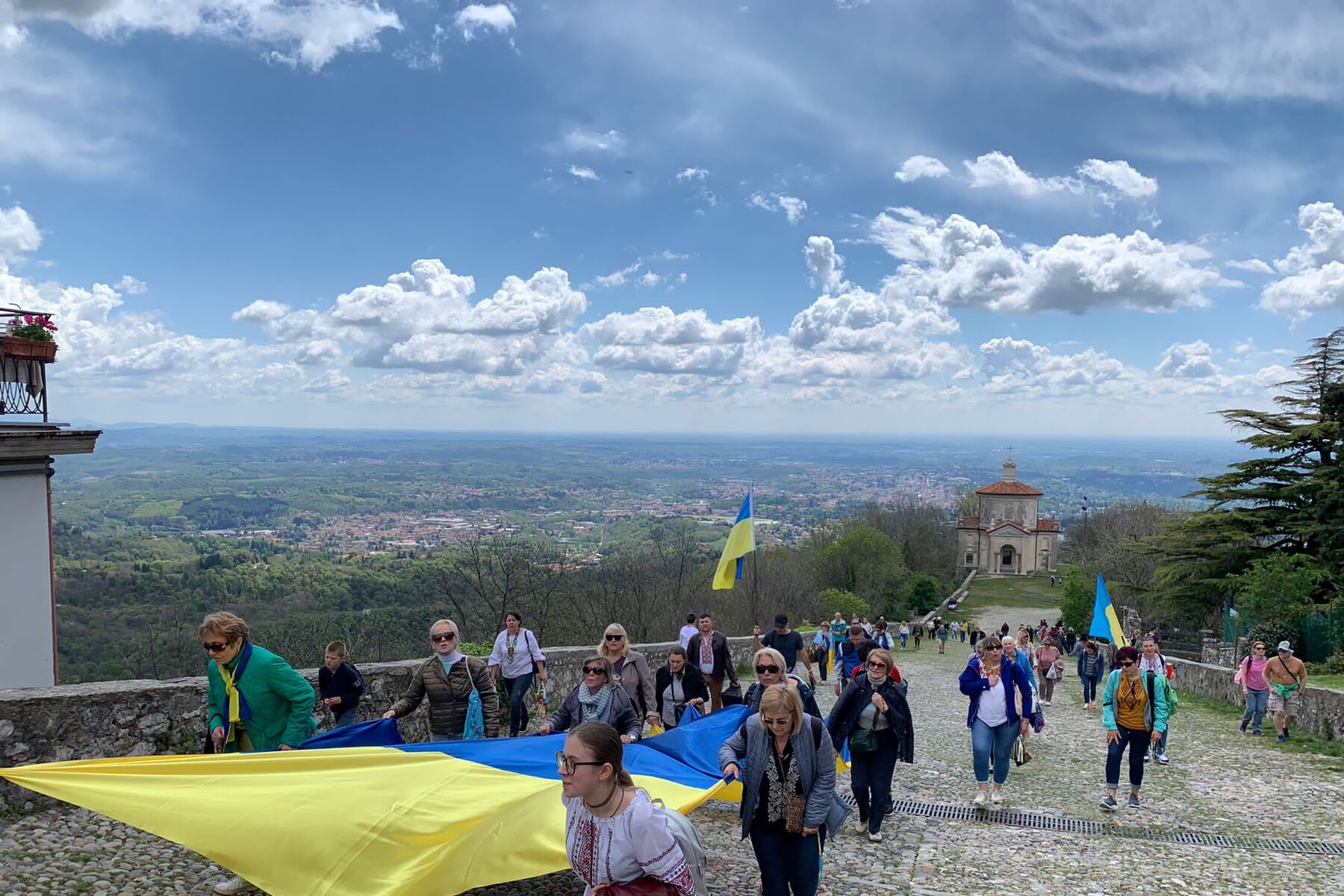 «Воскреслий Христос — наша сила і наша перемога»: українці Варезе та околиць здійснили прощу за Україну до Сакро Монте