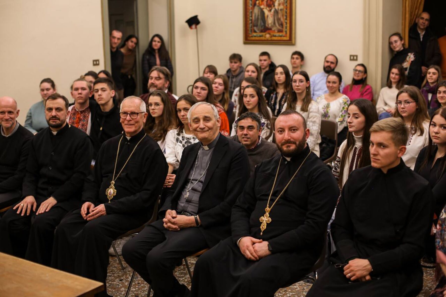 «Non vi lasciamo soli»: l’abbraccio di Cardinale Zuppi a 50 giovani ucraini in Italia