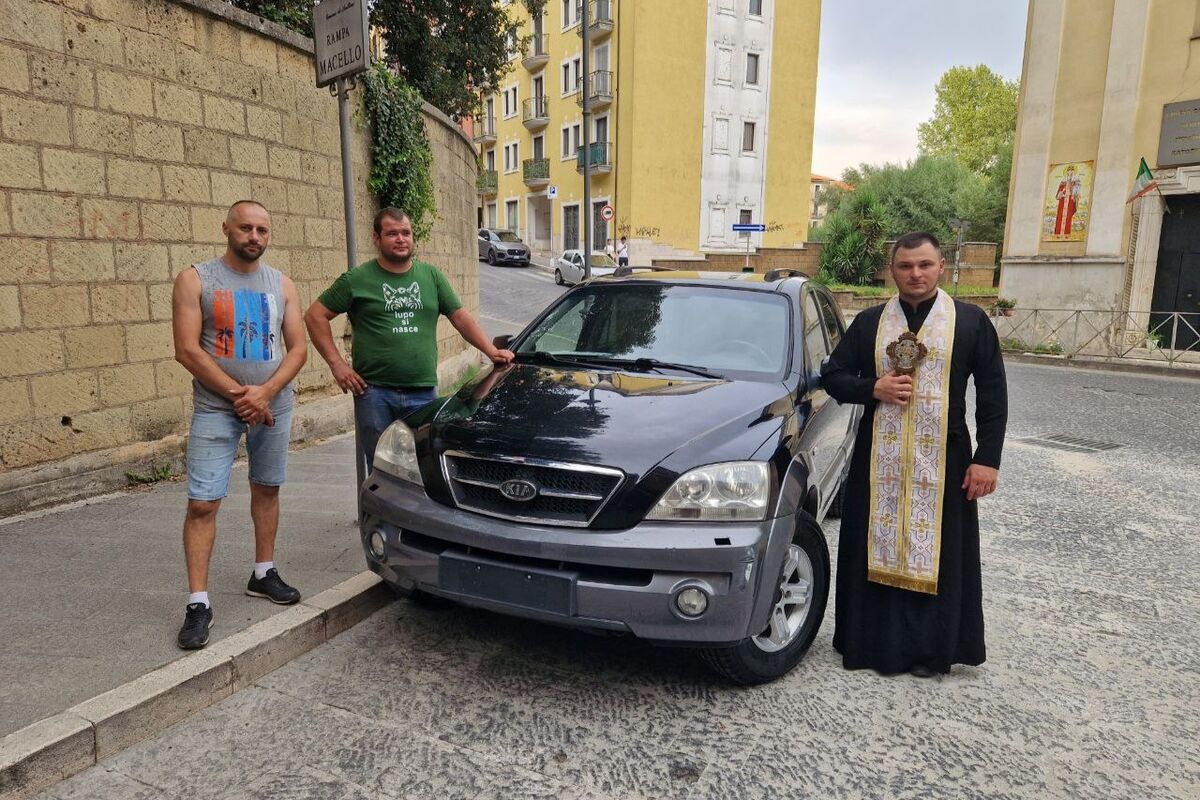 Парафіяни із міст Авелліно, Беневенто та Кампобассо передали в Україну позашляховик для швидкої медичної евакуації