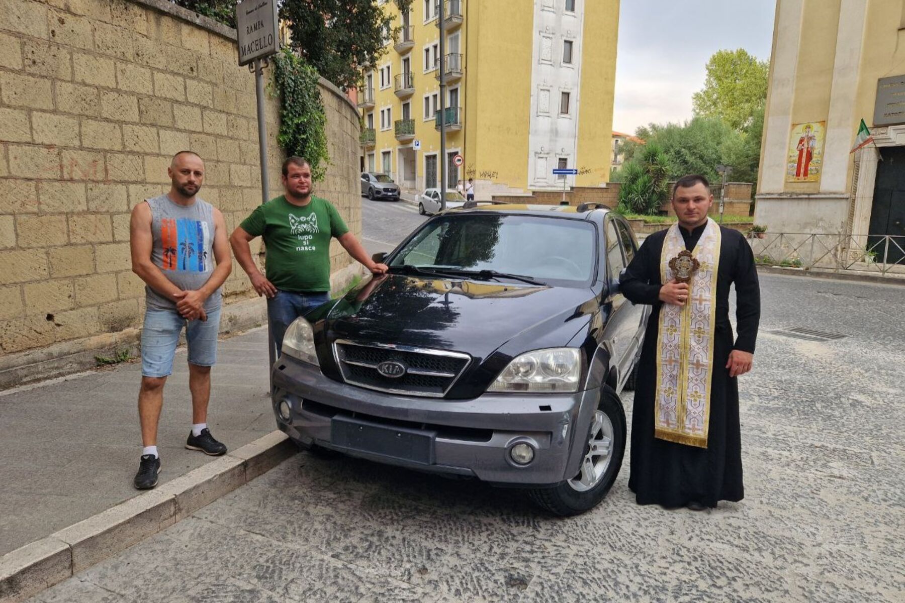 Парафіяни із міст Авелліно, Беневенто та Кампобассо передали в Україну позашляховик для швидкої медичної евакуації