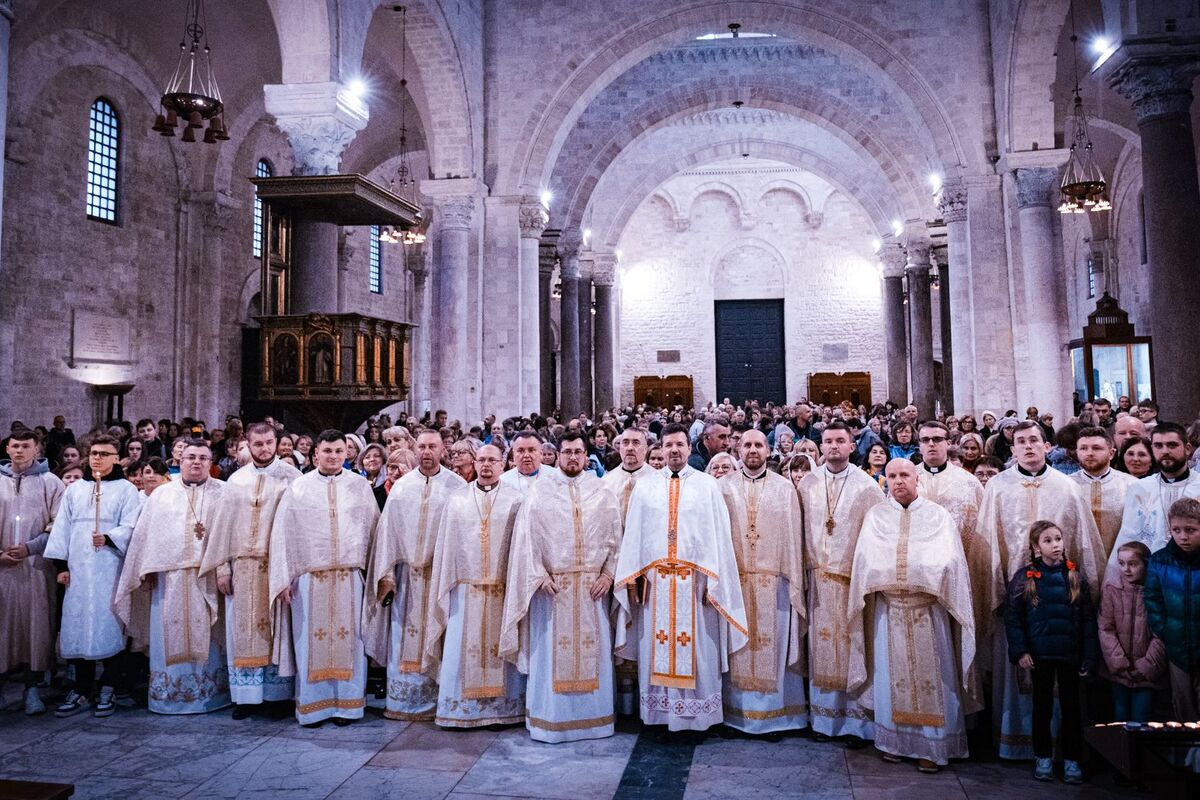 Близько півтисячі українських прочан помолилися перед мощами Святителя Миколая в Барі