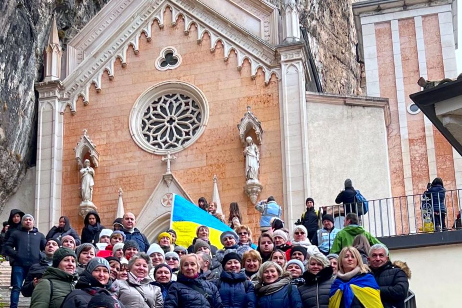 У стіп Божої Матері за мир в Україні — українці з Болоньї здійснили паломництво до Санктуарію Божої Матері Корони