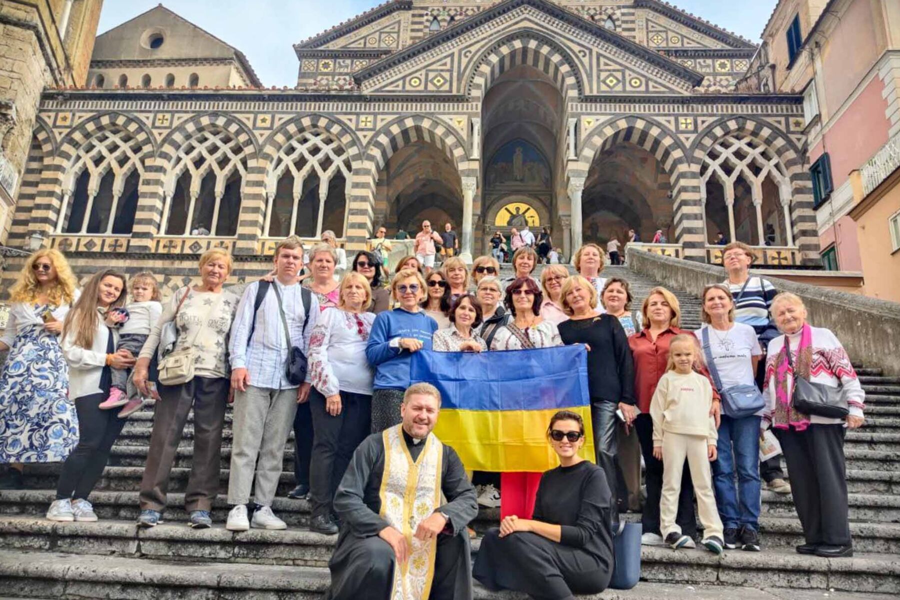 Паломники з Неаполя помолилися перед мощами святих Андрія і Пантелеймона за мир в Україні